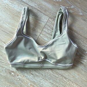 Alo alobrush heartthrob bra in light green. Padded, size M